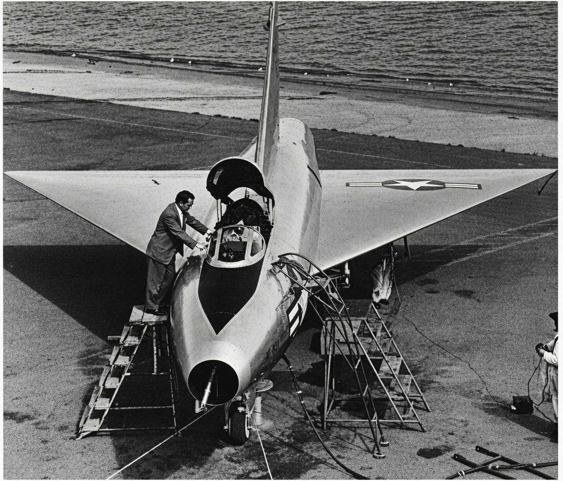выкрашенный в белый цвет Convair XF-92A во время испытаний форсажной камеры на заводском аэродроме в Сан-Диего