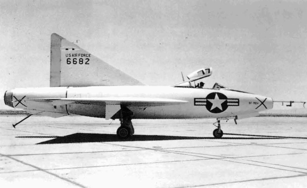 прототип Convair XF-92A в своем окончательном варианте. В дополнение к белой краске самолет имеет удлиненную заднюю оконечность фюзеляжа, внутри которой находится форсажная камера