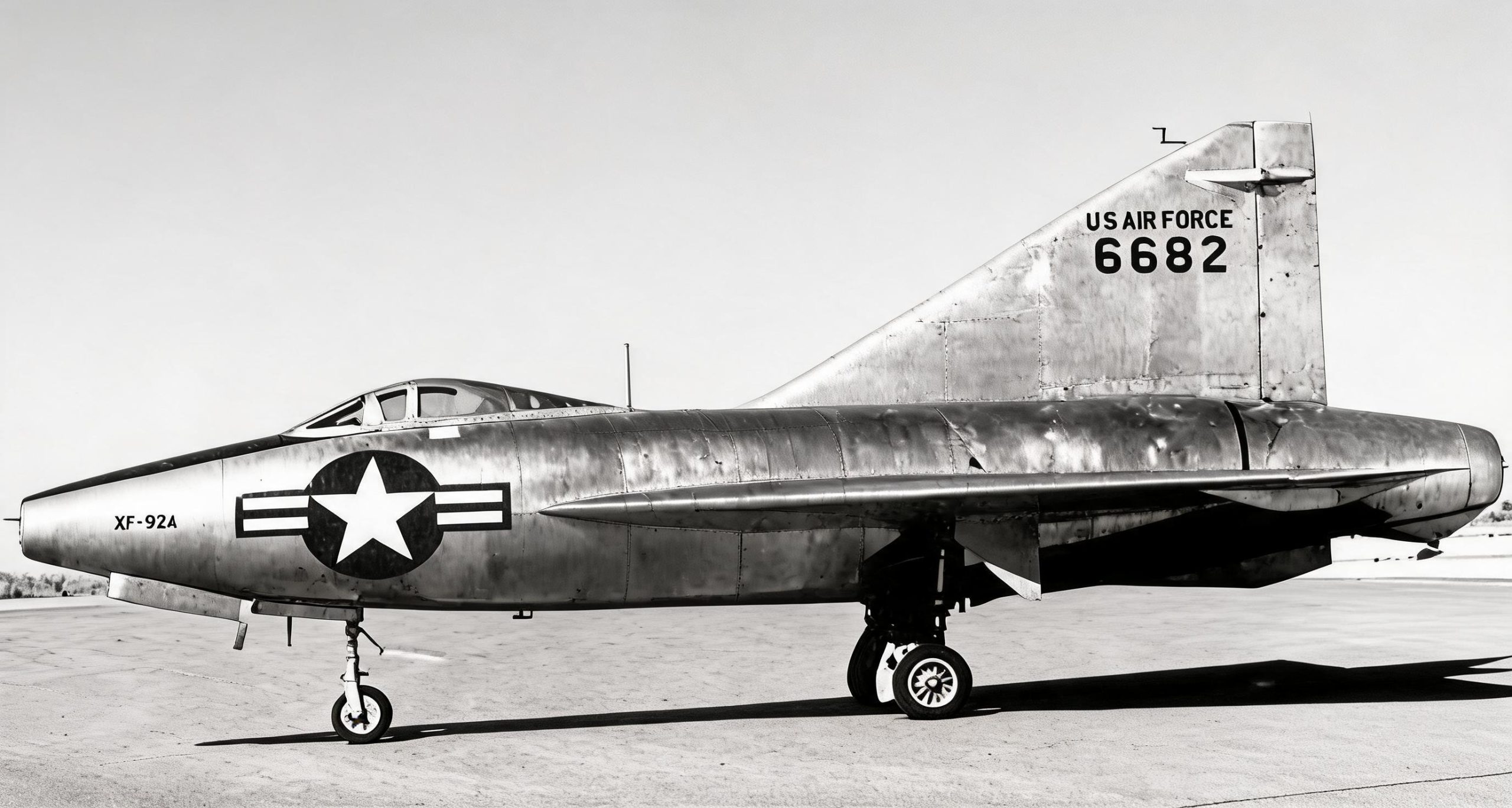 редкий снимок неокрашенного XF-92A, сделанный после отказа силовой установки при попытке перелета из авиабазы Эдвардс в Сан-Диего, когда Чарльзу Йегеру пришлось приложить все усилия, чтобы избежать катастрофы. На киль самолета над сокращенным серийным номером уже нанесена надпись «U S AIR FORCE», а в носу самолета перед опознавательным знаком нанесена небольшая надпись «XF-92A»