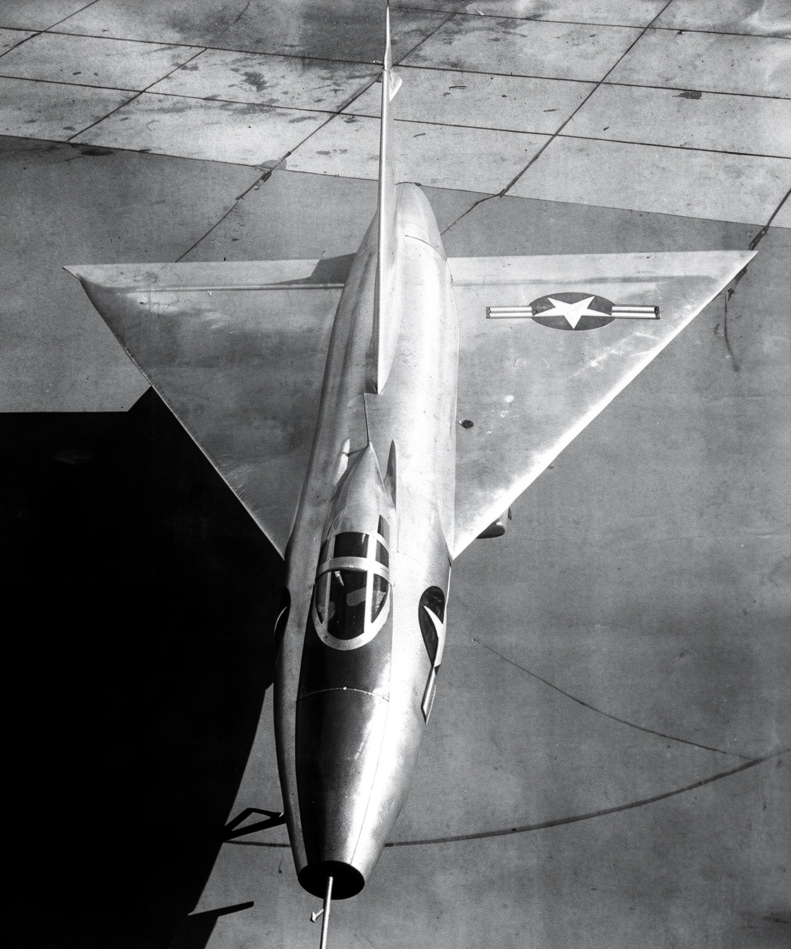 на данном снимке хорошо видно чистое треугольное крыло оригинального XF-92A