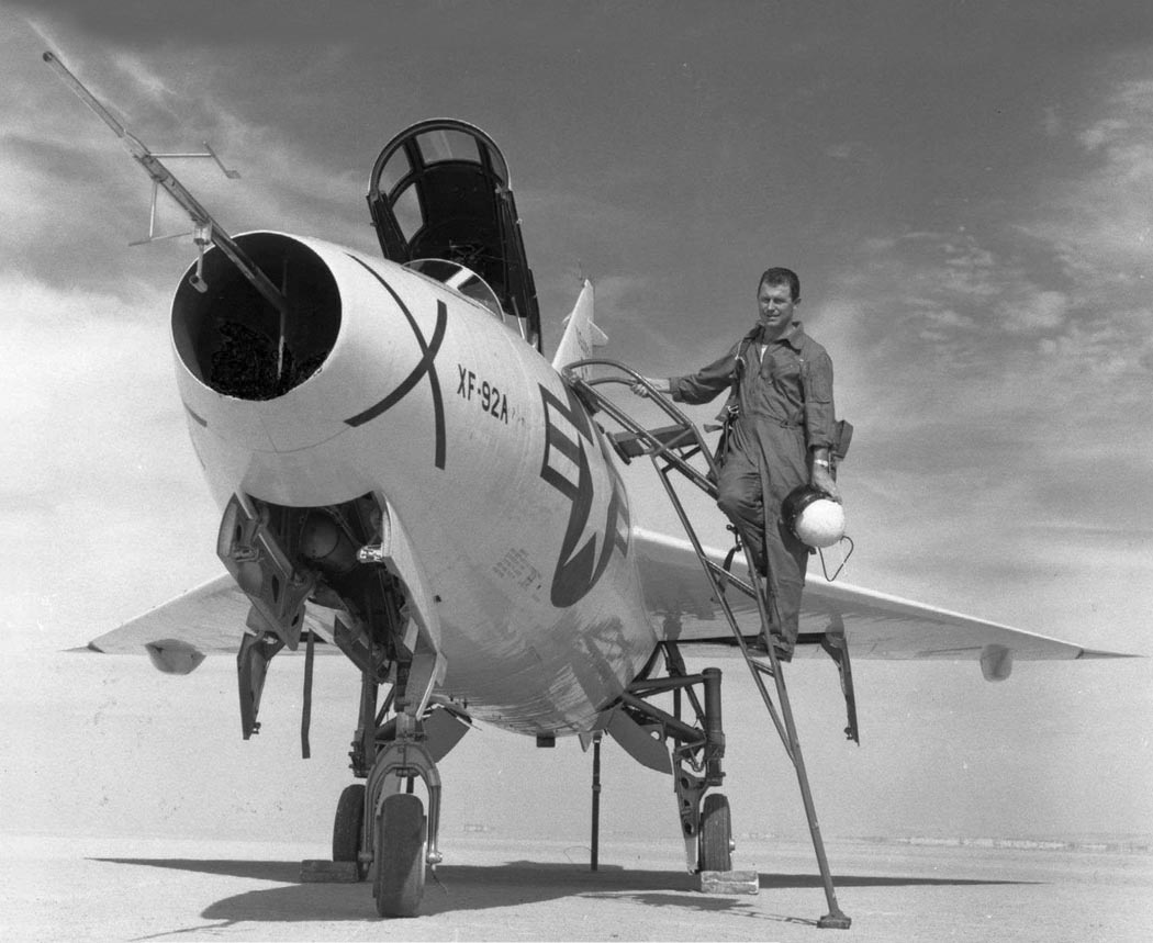 классический рекламный снимок: майор Чарльз Йегер садится в кабину XF-92A.Снимок был сделан на авиабазе Эдвардс. Снимок с сайта modelist-konstruktor.com