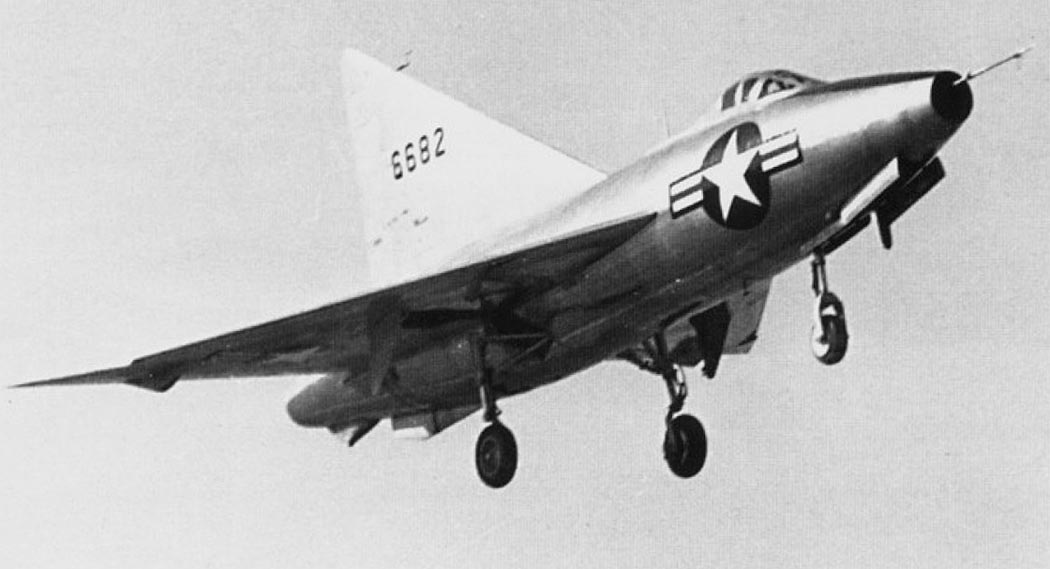 снимок взлетающего XF-92A. Delta в своем первоначальном виде, предположительно во время самого первого взлета. Заметен не очень большой угол атаки. Снимок facebook.com