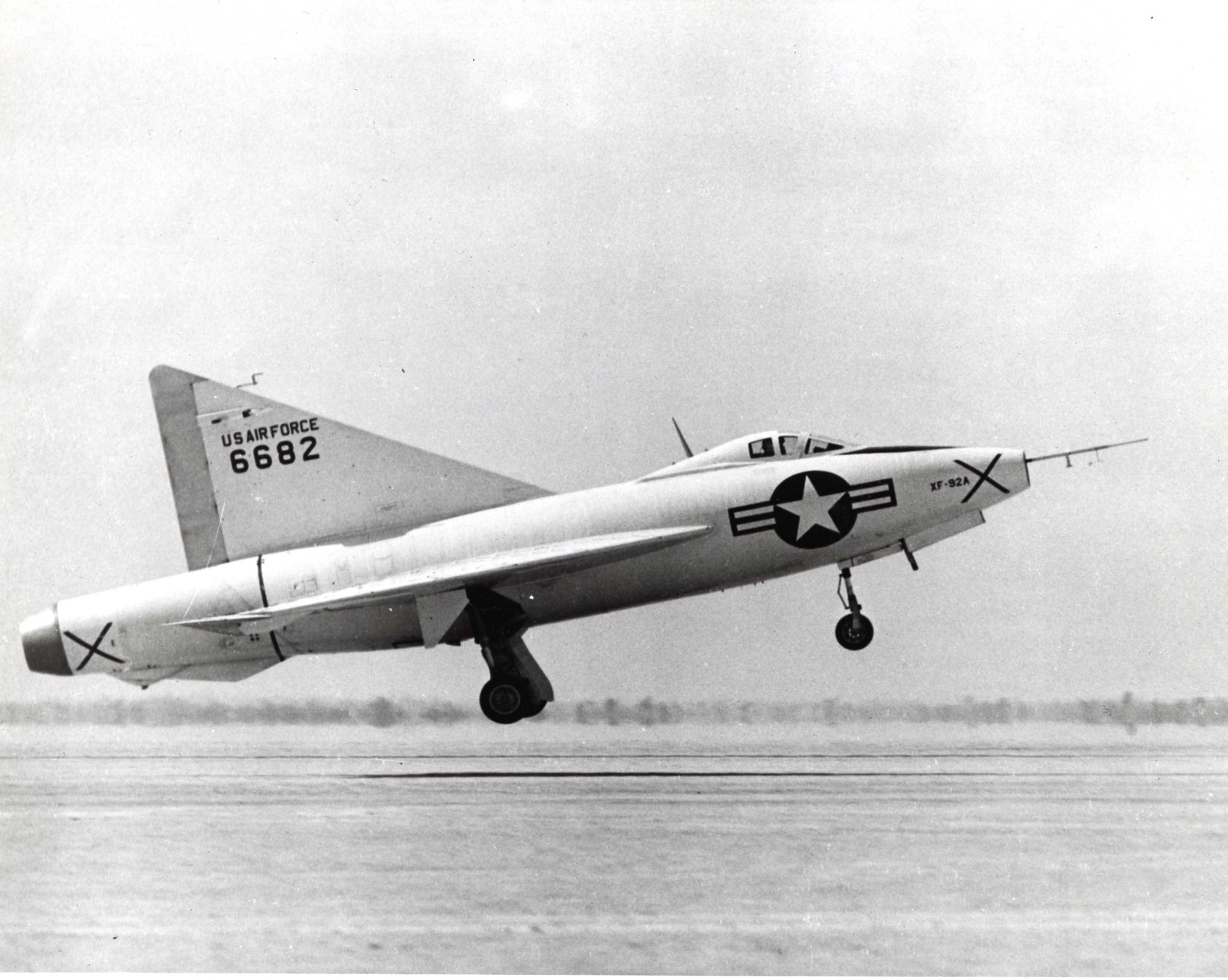 снимок взлетающего XF-92A. Убирающий шасси XF-92A на заключительном этапе испытаний НАКА. Заметен не очень большой угол атаки. В кабине XF-92A, вероятно, находится Артур Скотт Кроссфилд. Снимок facebook.com