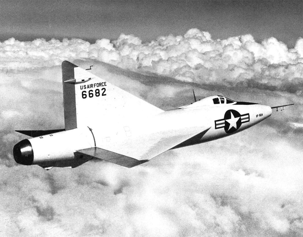 летящий Convair XF-92A с установленной более длинной задней частью фюзеляжа, внутри которой находится форсажная камера