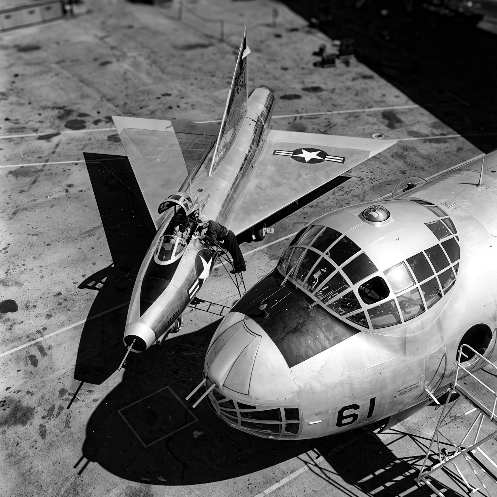 корпорацией Convair была сделана серия снимков, рекламировавших ее передовые разработки. На одним из них XF-92A в компании с носовой частью тяжелого дальнего бомбардировщика B-36. Снимок facebook.com