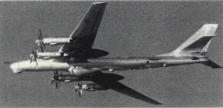 Bear-D, являющийся последним серийным вариантом Tu-95, представляет собой специализированный морской самолет, который легко узнать по огромному подфюзеляжному обтекателю, скрывающему антенну поисковой радиолокационной станции Big Bulge, который хорошо виден на данном снимке