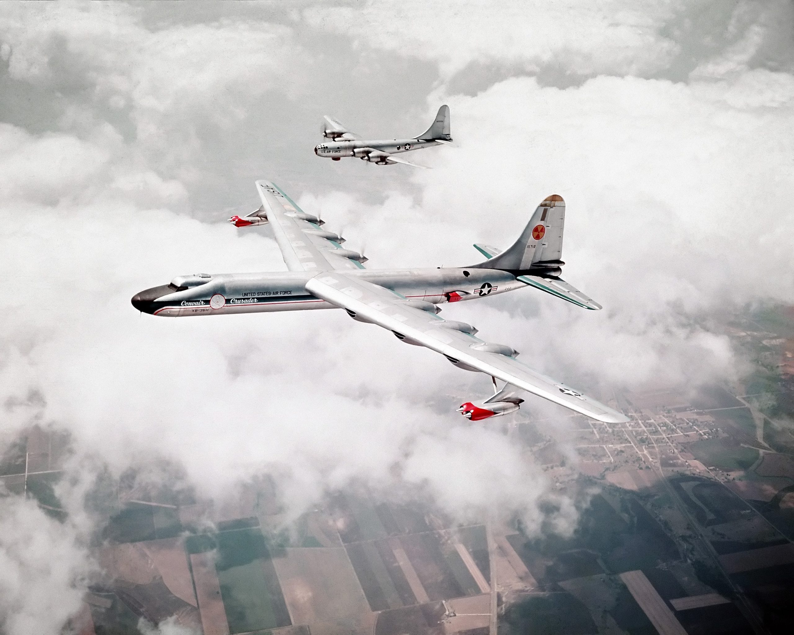 экспериментальный самолет NB-36H с работающим реактором в бомбоотсеке. Его сопровождает B-50 для измерения возможных радиоактивных осадков. Снимок ВВС США. Изображение взято на ferra.ru
