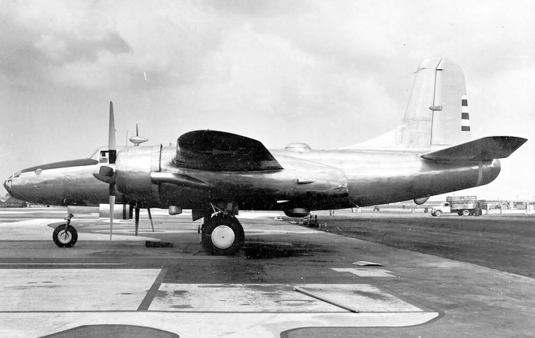 прототип высотного бомбардировщика North American XB-28, совершивший первый полет 24 апреля 1942 года. Вооружение в дистанционно-управляемых турелях не было установлено. Головки перископов в обтекаемые опоры также не устанавливались