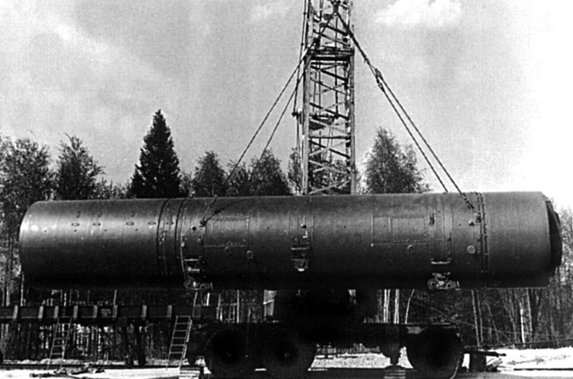 Морская баллистическая ракета Р-31 (3М17) комплекса Д-11 в транспортном контейнере