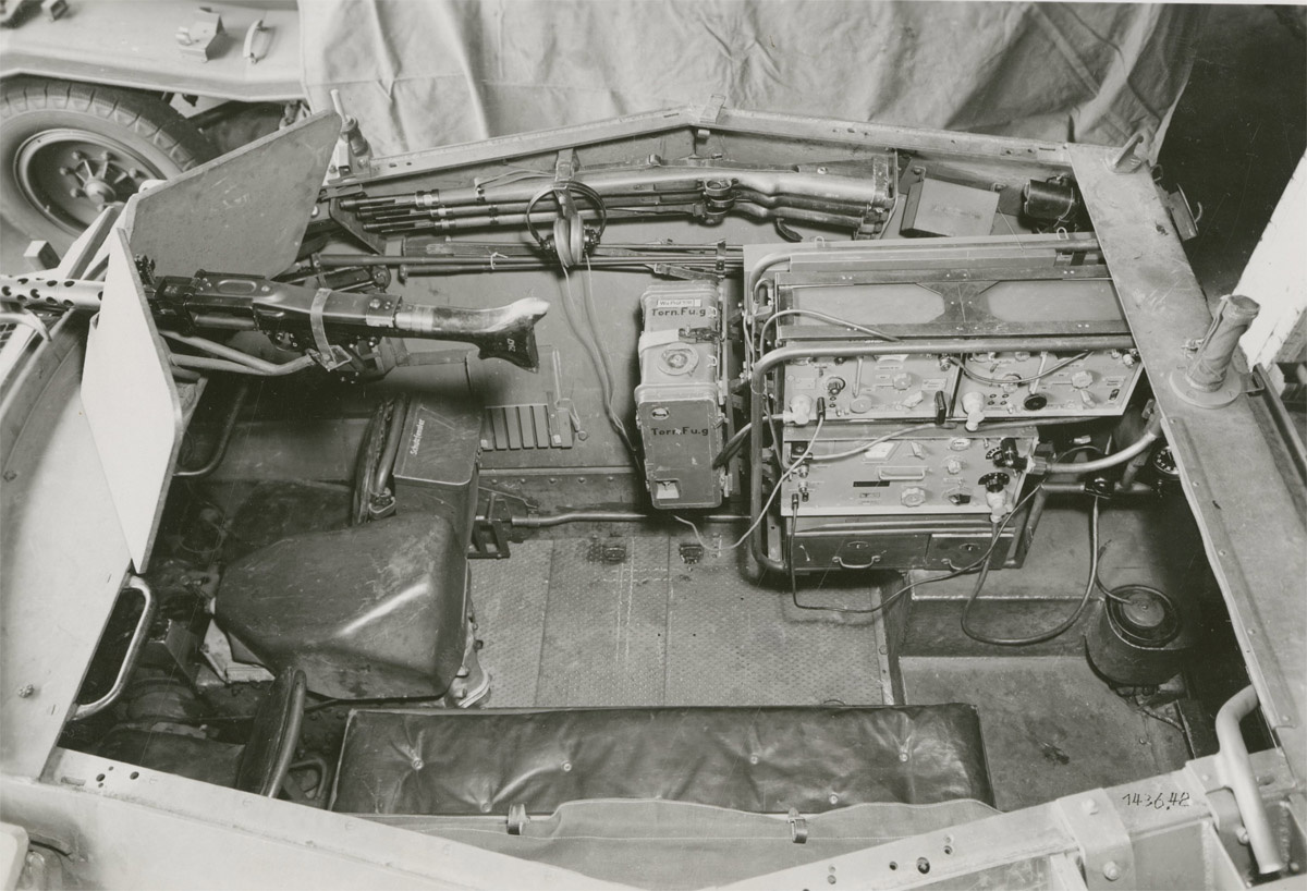 Внутри Sd.Kfz.250/3.Явно просторнее броневика