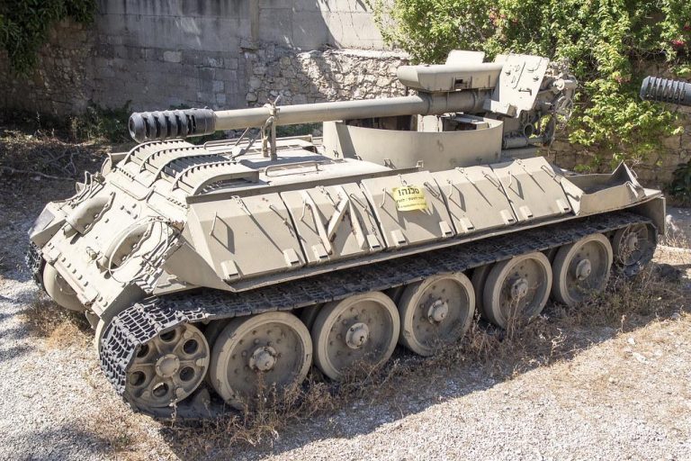Сирийцы отказались от тяжёлой башни и просто установили Д-30 на корпус Т-34. При стрельбе расчёт работал на раскладывавшейся кормовой платформе