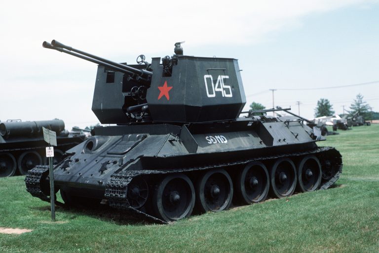 Type 65 — один из наиболее необычных потомков Т-34-85. Вместо танковой башни машина получила открытую установку со спаренными 37-мм зенитными автоматами
