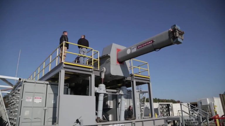 Экспериментальный рельсотрон на испытаниях