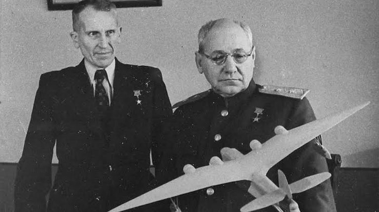 Авиаконструкторы Александр Архангельский и Андрей Туполев 