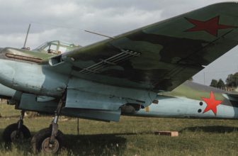Раскрашенное при помощи ИИ фото Ар-2 на аэродроме