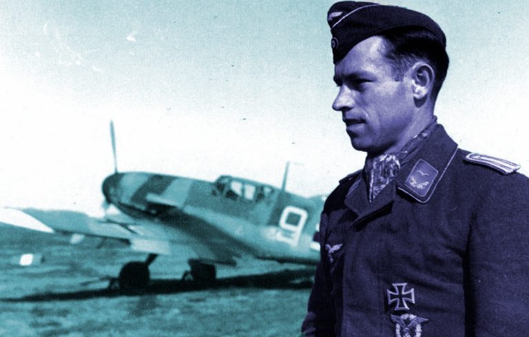 

Историческая справка: для лётчика, совершившего вынужденную посадку за линией фронта, опасность только начиналась. Нужно было не только выжить, но и избежать захвата. Поэтому аварийный набор сочетал сразу три задачи: питание, маскировку и помощь в возвращении к своим.