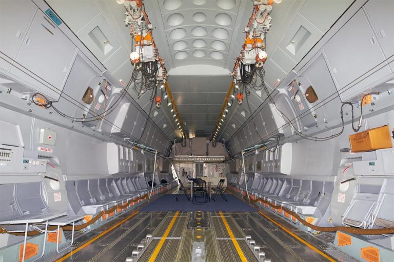 Просторная грузовая кабина Ан-70 с системой крепления грузов