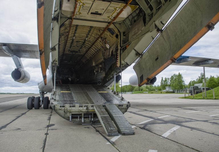 Максимальная полезная нагрузка Ил-76МД-90А выросла до 60 тонн. При этом сохранена хорошо освоенная грузовая кабина семейства Ил-76