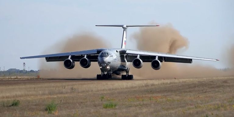 Усиленное шасси рассчитано на максимальную взлётную массу 210 тонн, но самолёт сохранил способность работать с грунтовых аэродромов