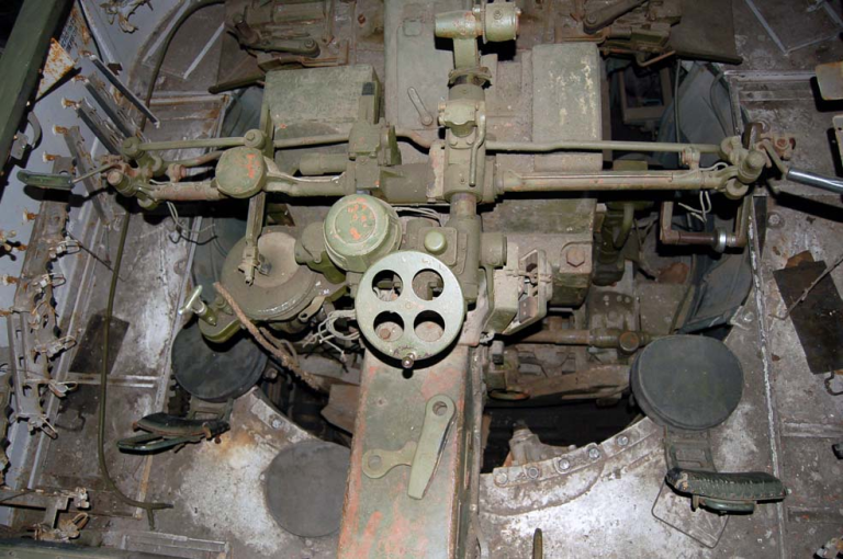 Вид на боевое отделение ЗСУ-57-2. На переднем плане автоматический зенитный прицел
