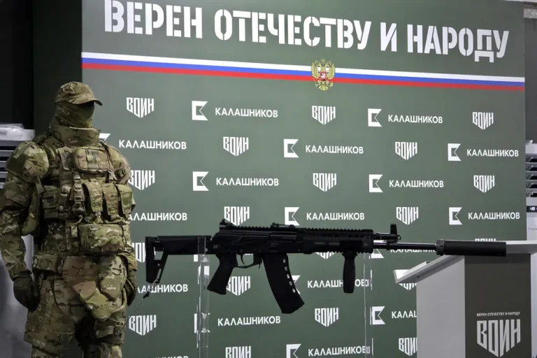 Общий вид АК-12+. Хорошо видно, что на выставочном образце два целика – диоптрический и «U» формы