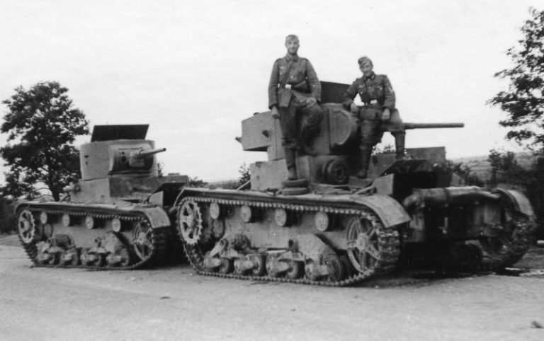 Немецкие соладаты осматривают брошенные советские Т-26