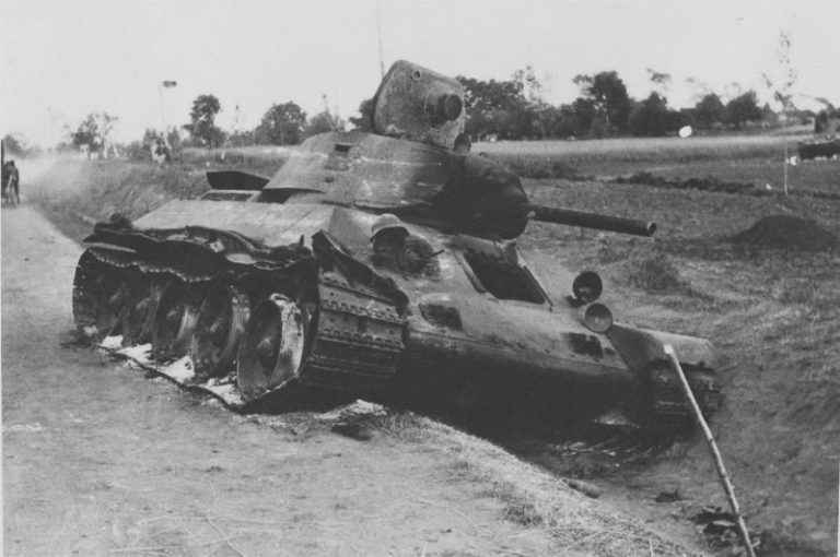 Подбитый Т-34 в районе Дубно