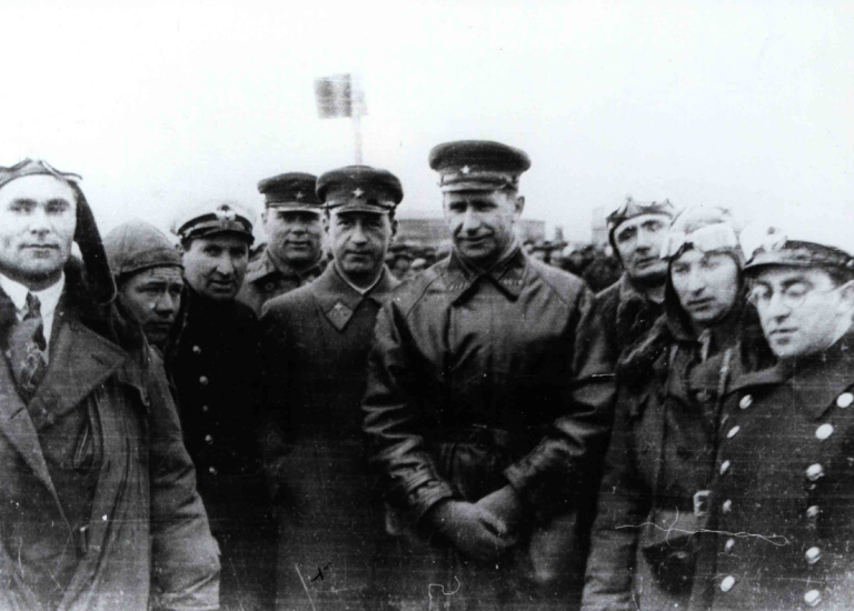 Яков Алкснис в центре, 1930-е годы