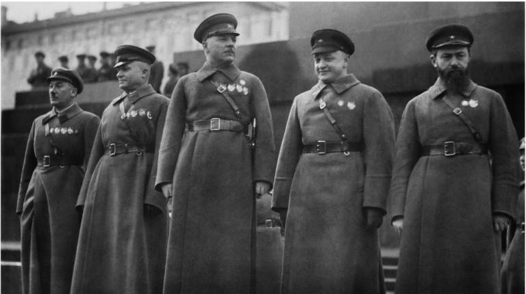 Советские военачальники Ян Гамарник, Михаил Тухачевский, Климент Ворошилов, Александр Егоров и Генрих Ягода (справа налево) у Мавзолея В.И. Ленина, 1935 год