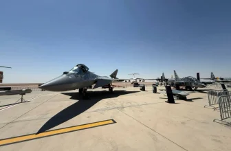 Су-57Э на статической стоянке El Alamein International Airshow 2026 в Египте, рядом разложено демонстрируемое авиационное вооружение