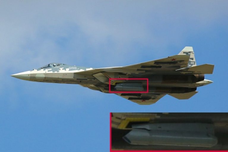 Су-57 с опытными изделиями семейства С-71 на внешней подвеске
