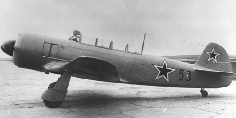 Як-11 на аэродроме 