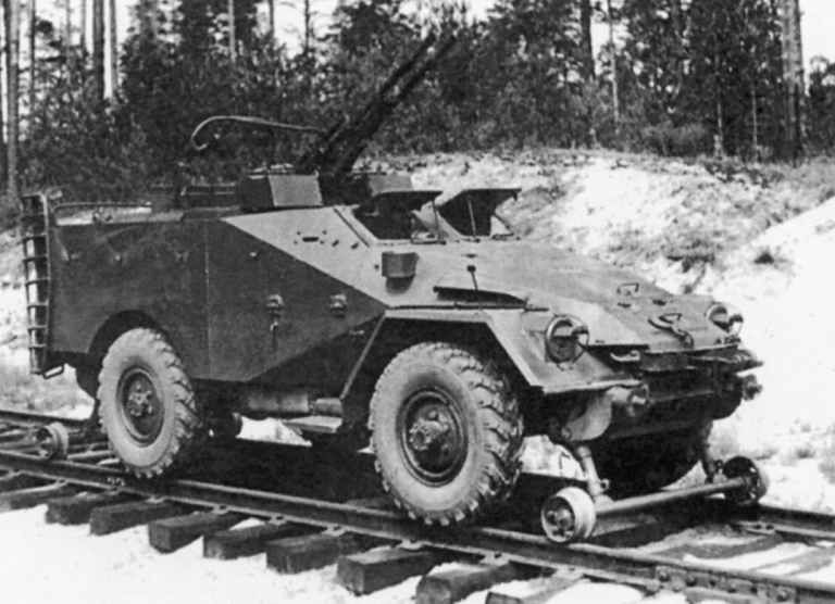 Очень крутой БТР-40А на железнодорожном ходу