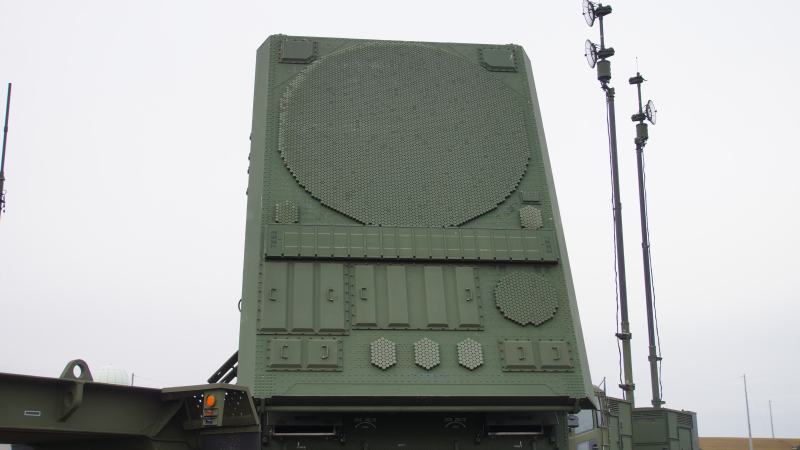 Множество вспомогательных антенн вокруг основной антенны РЛС AN/MPQ-53 PATRIOT, служащих в том числе и для ECCM