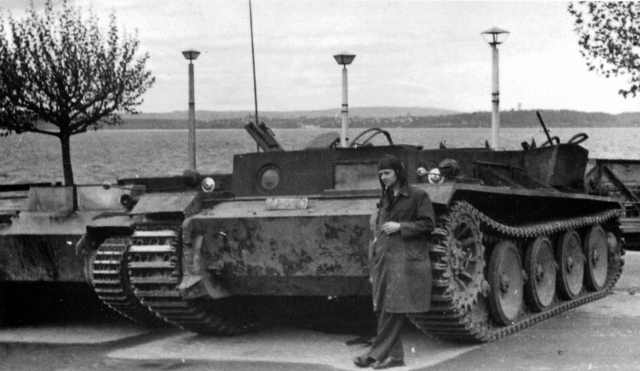 Единственное опытное шасси VK 36.01. Рядом стоит шасси VK 13.01