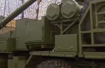 Новая 152-мм самоходная артиллерийская установка «Мак» на четырёхосном шасси на выставке на полигоне Чебаркульский