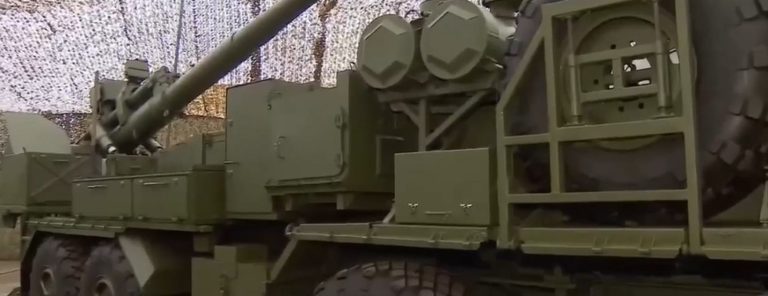 Новая 152-мм самоходная артиллерийская установка «Мак» на четырёхосном шасси на выставке на полигоне Чебаркульский