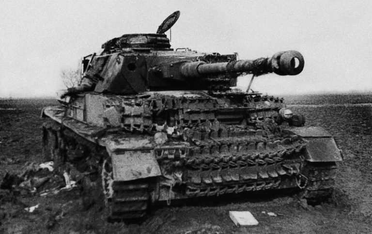Побитый Pz IV на Курской дуге