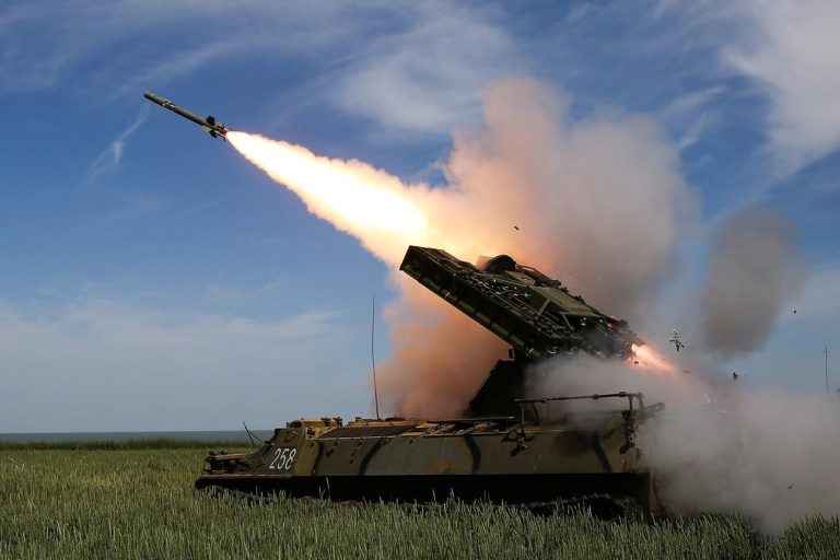 Пуск зенитной ракеты из комплекса «Стрела-10»