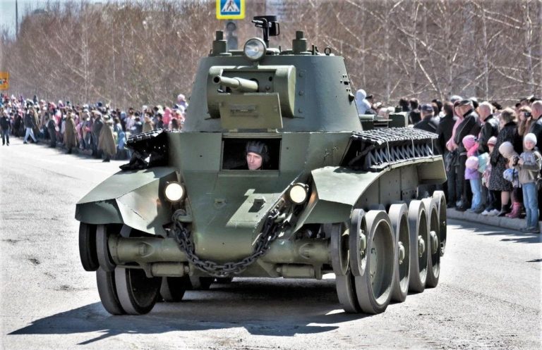 Советский танк БТ-7 на колёсном ходу, без гусениц