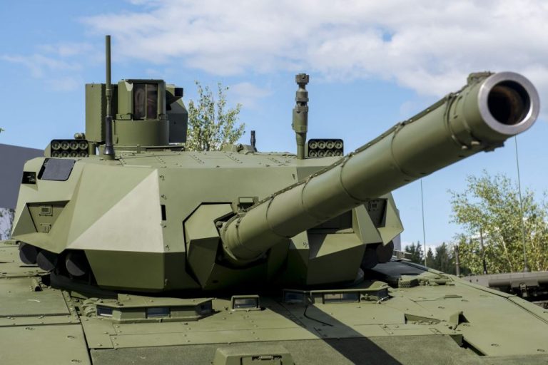 Крупный план необитаемой башни Т-14 с приборами наблюдения, оптикой и датчиками