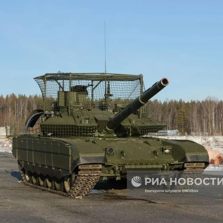 Танк Т-90М с дополнительной защитой от беспилотников, установленной с учётом опыта боевых действий