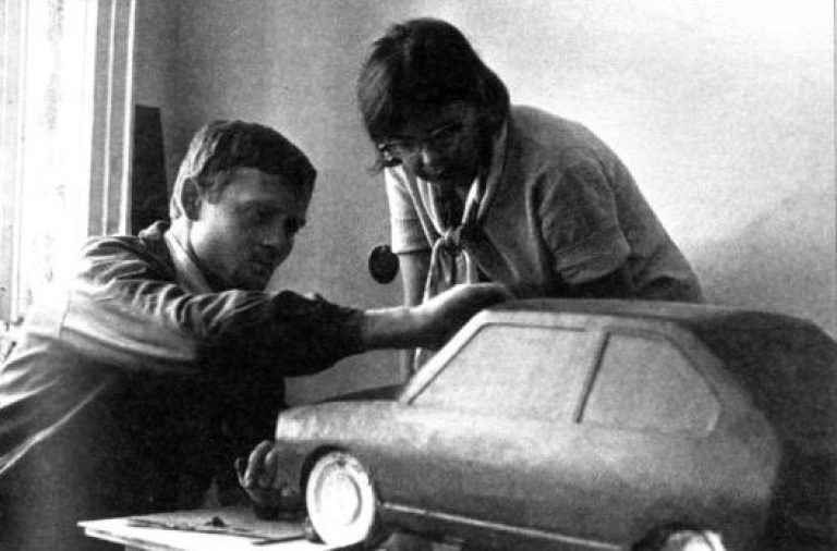 Владислав Пашко. Автопортрет, серия «Будни ВАЗа», 1980 г. Из собрания Тольяттинского художественного музея. Источник: thm-museum.ru.