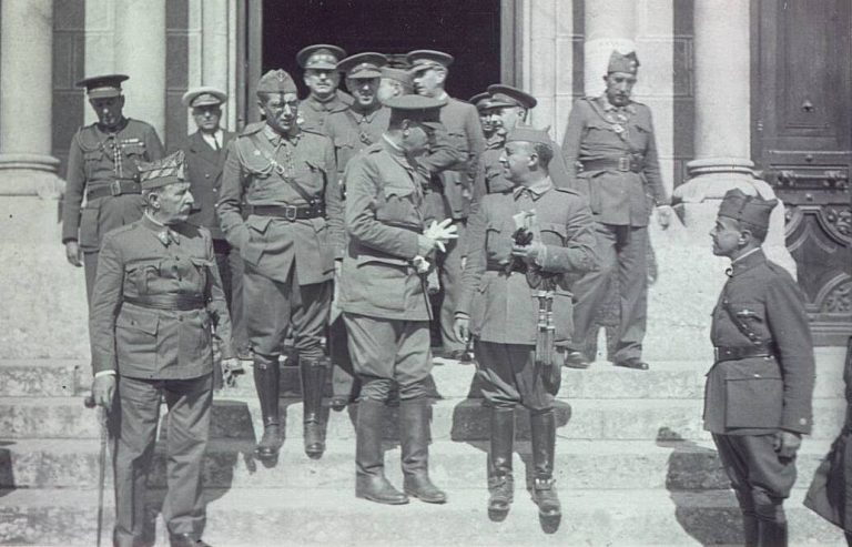 Франко с прочими военачальниками. Среди них — Эмилио Мола, один из архитекторов мятежа, также вполне реальная кандидатура на роль лидера... Так вот представляете, Мола тоже разбился на самолете, как ранее Санхурхо.