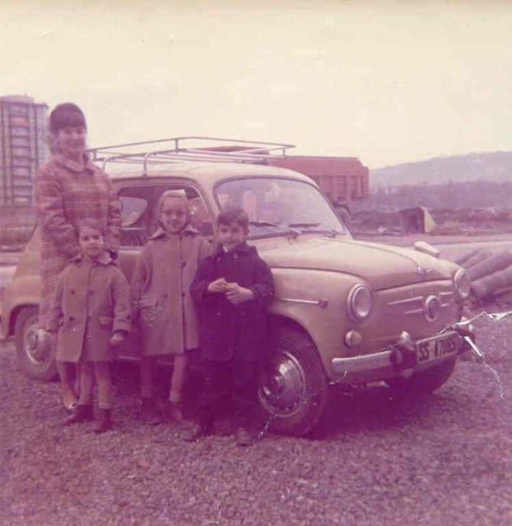 Мать с тремя детьми рядом со своим Seat 600 в середине 1960-х годов. Seat 600 был символом нового общества потребления.