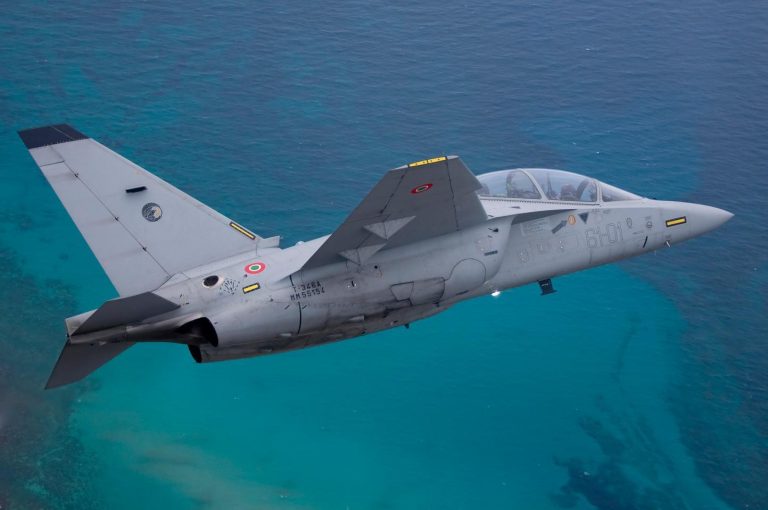 Итальянский M-346 Master в полёте