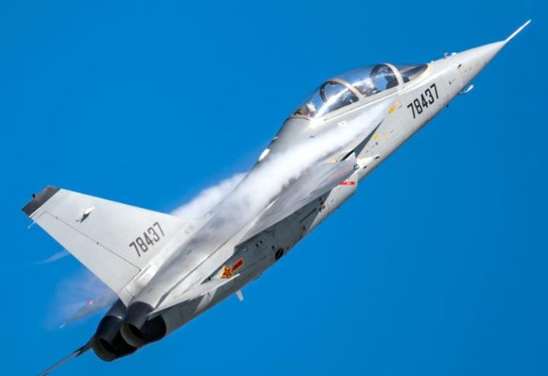 Китайский L-15 в окраске ВВС Китая либо ОАЭ
