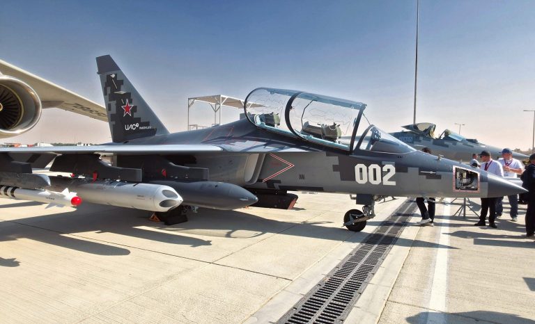 Як-130М на авиасалоне с подвешенным вооружением