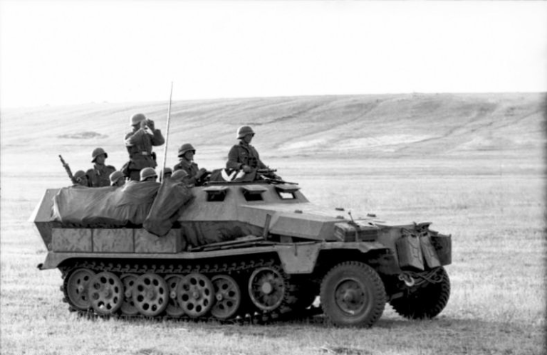 Sd.Kfz. 251, который у нас в стране чаще именуют по компании, его создавшей — Ганомаг. Пожалуй, самый известный бронетранспортер Второй мировой войны