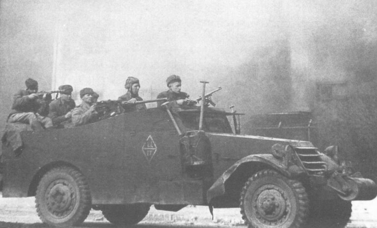 Бойцы РККА перемещаются по Кёнигсбергу на M3A1 Scout Car, весна 1945 года